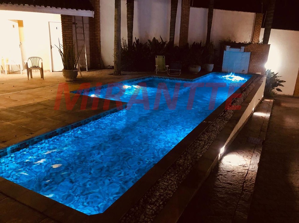 Cond. fechado de 240m² com 3 quartos em Horto Florestal