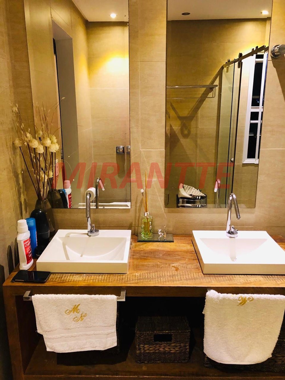 Cond. fechado de 240m² com 3 quartos em Horto Florestal