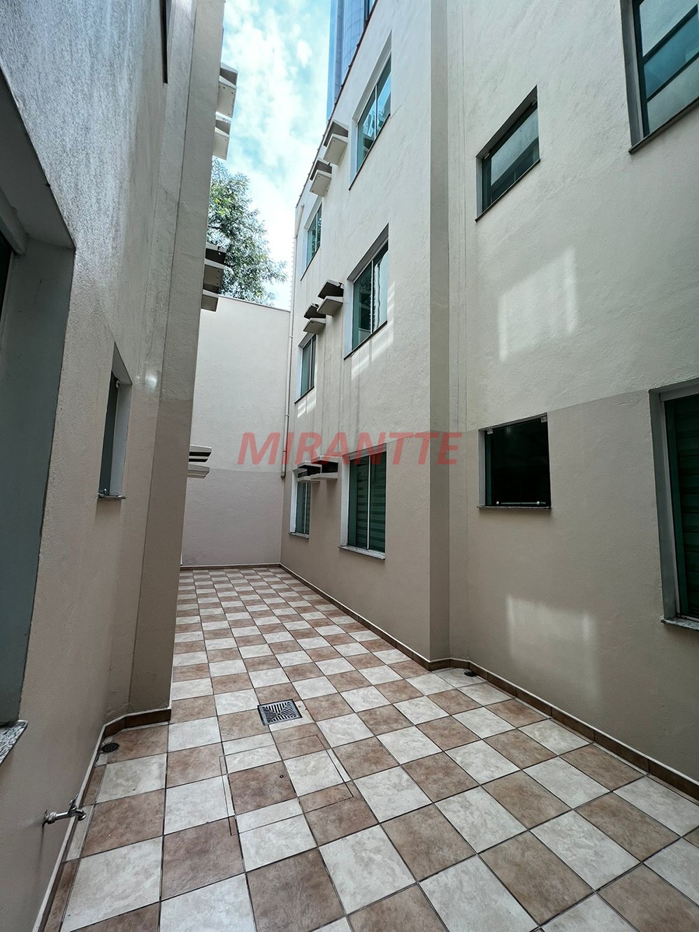 Comercial de 826m² em Santana