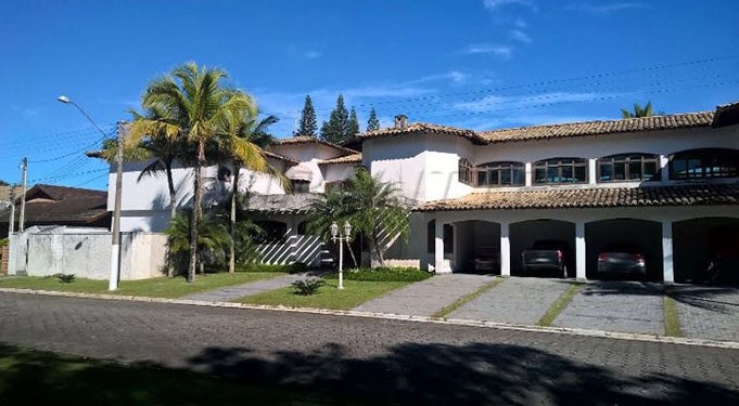 Cond. fechado de 1200m² com 4 quartos em ENSEADA