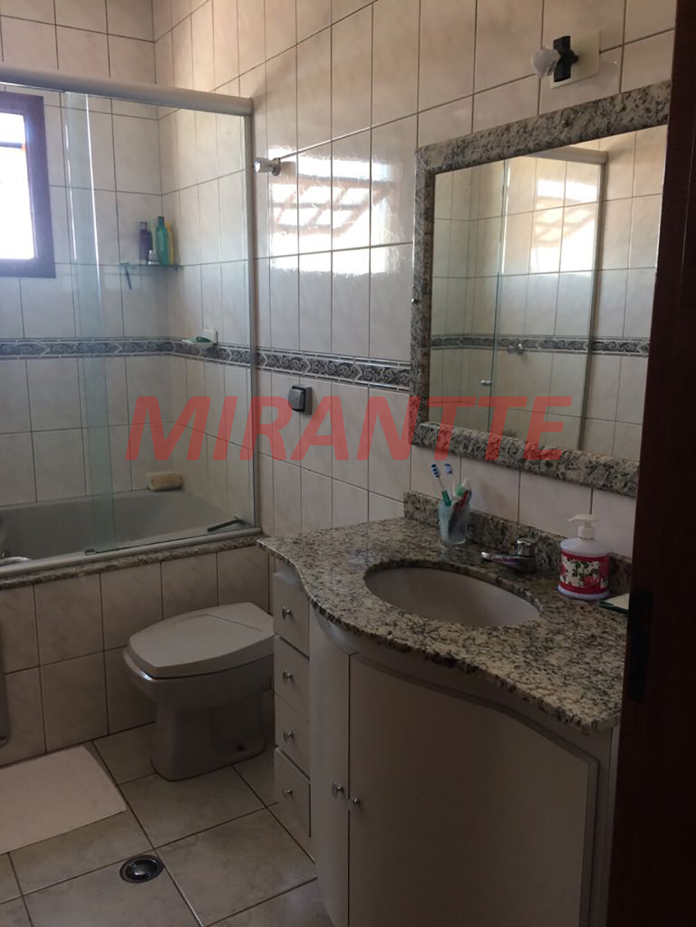 Sobrado de 270m² com 4 quartos em Vila Nivi