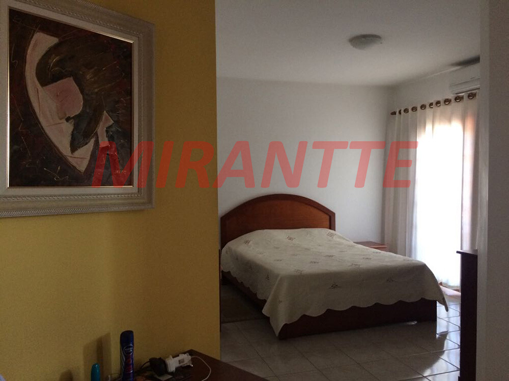 Sobrado de 270m² com 4 quartos em Vila Nivi