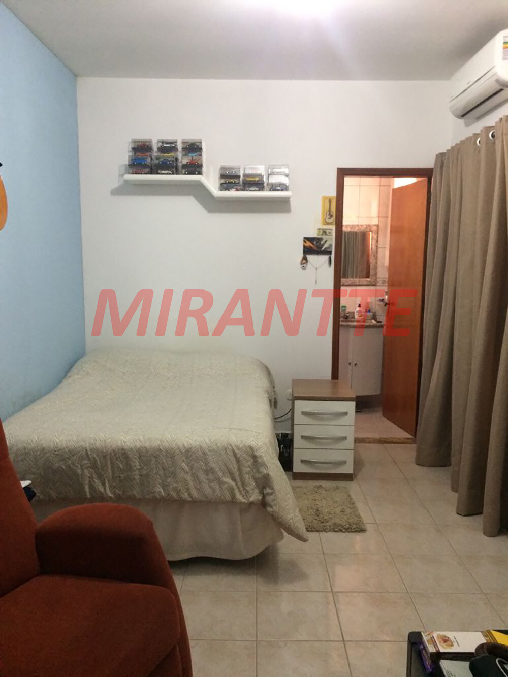 Sobrado de 270m² com 4 quartos em Vila Nivi