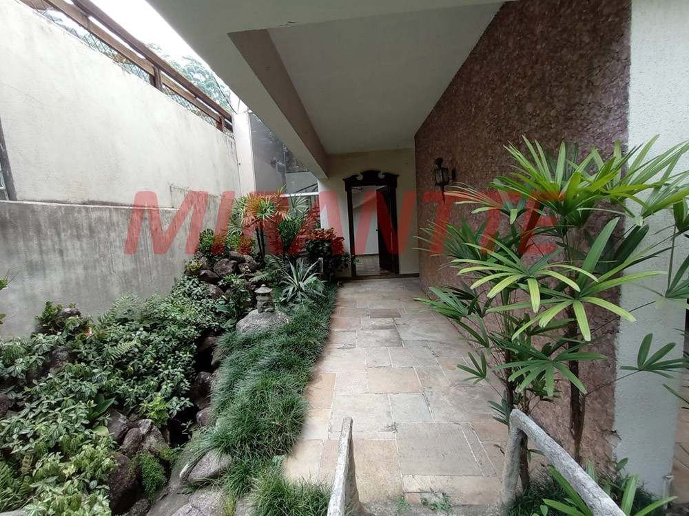 Sobrado de 236m² com 3 quartos em Jardim Floresta
