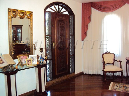 Sobrado de 400m² com 4 quartos em Tremembe