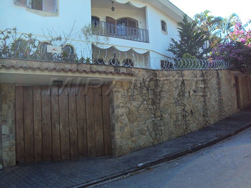 Sobrado de 400m² com 4 quartos em Tremembe