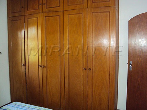 Sobrado de 400m² com 4 quartos em Tremembe