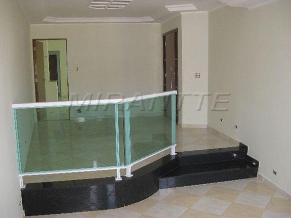 Sobrado de 210m² com 3 quartos em Vila Mazzei