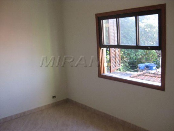 Sobrado de 210m² com 3 quartos em Vila Mazzei