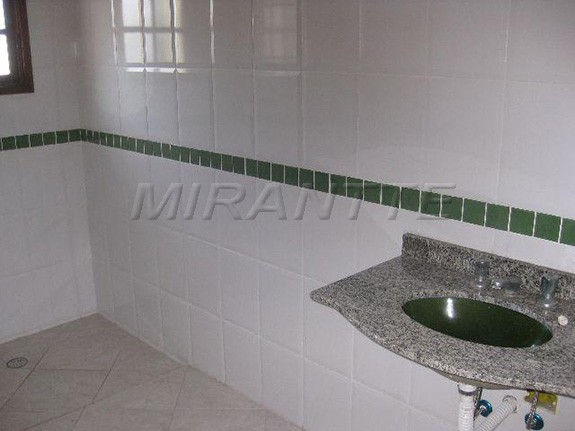 Sobrado de 210m² com 3 quartos em Vila Mazzei