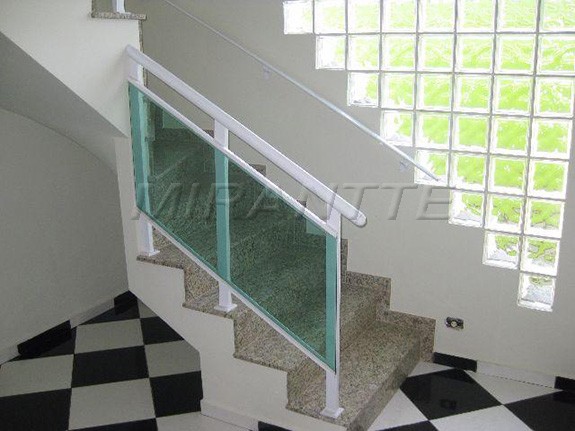 Sobrado de 210m² com 3 quartos em Vila Mazzei