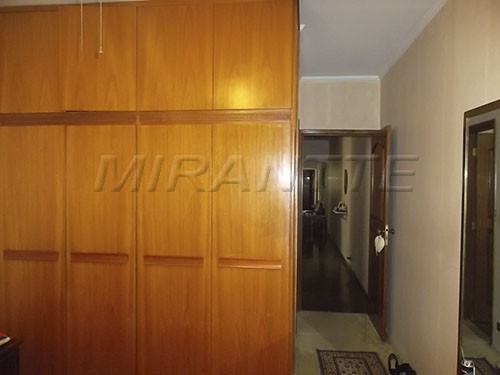 Sobrado de 240m² com 4 quartos em Vila Mazzei