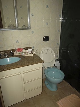 Sobrado de 240m² com 4 quartos em Vila Mazzei
