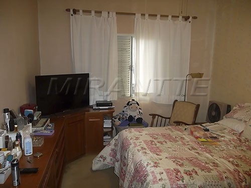 Sobrado de 240m² com 4 quartos em Vila Mazzei