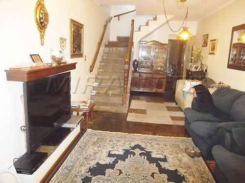 Sobrado de 240m² com 4 quartos em Vila Mazzei