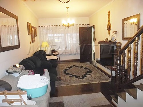 Sobrado de 240m² com 4 quartos em Vila Mazzei