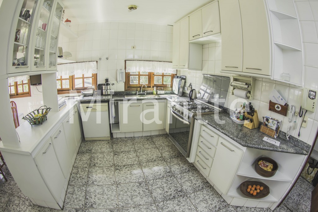 Sobrado de 500m² com 5 quartos em Serra Da Cantareira