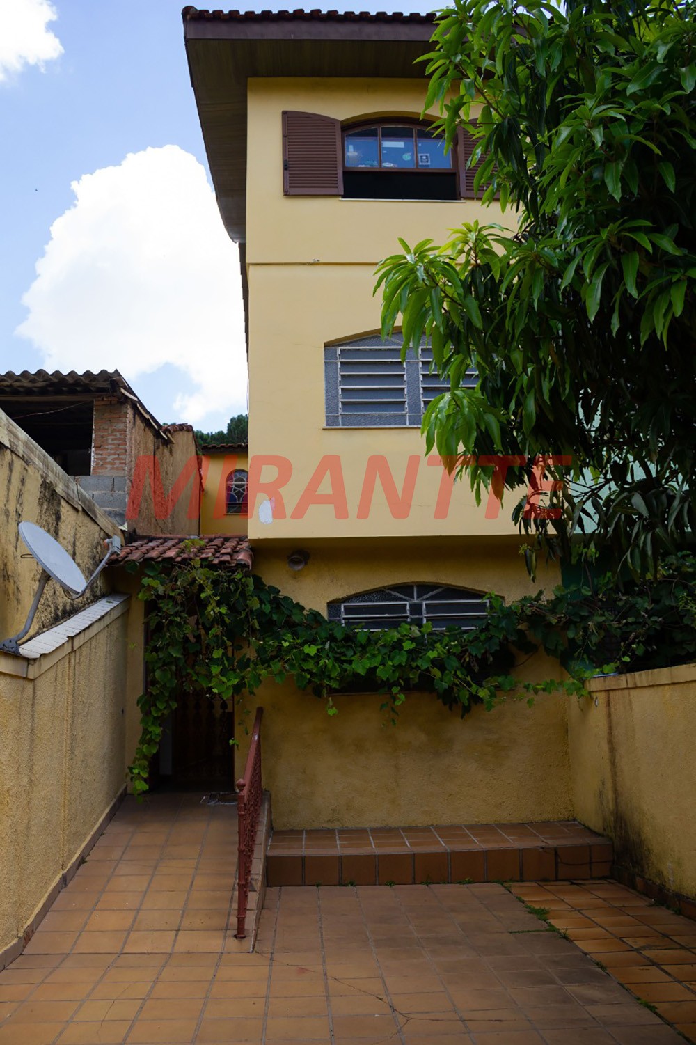 Sobrado de 214m² com 4 quartos em Horto Florestal