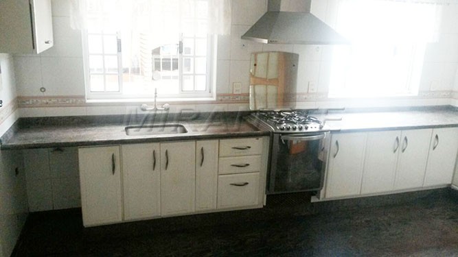Sobrado de 250m² com 4 quartos em Jardim Santa Inês