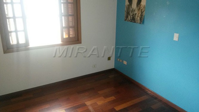Sobrado de 250m² com 4 quartos em Jardim Santa Inês