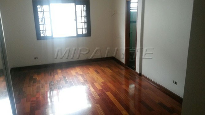 Sobrado de 250m² com 4 quartos em Jardim Santa Inês