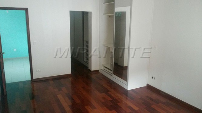 Sobrado de 250m² com 4 quartos em Jardim Santa Inês