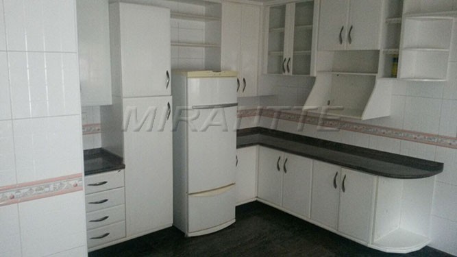 Sobrado de 250m² com 4 quartos em Jardim Santa Inês