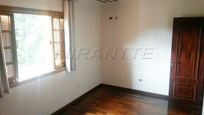 Sobrado de 250m² com 4 quartos em Jardim Santa Inês