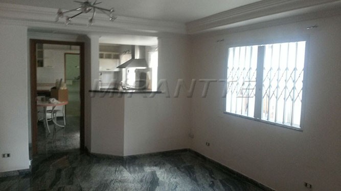 Sobrado de 250m² com 4 quartos em Jardim Santa Inês