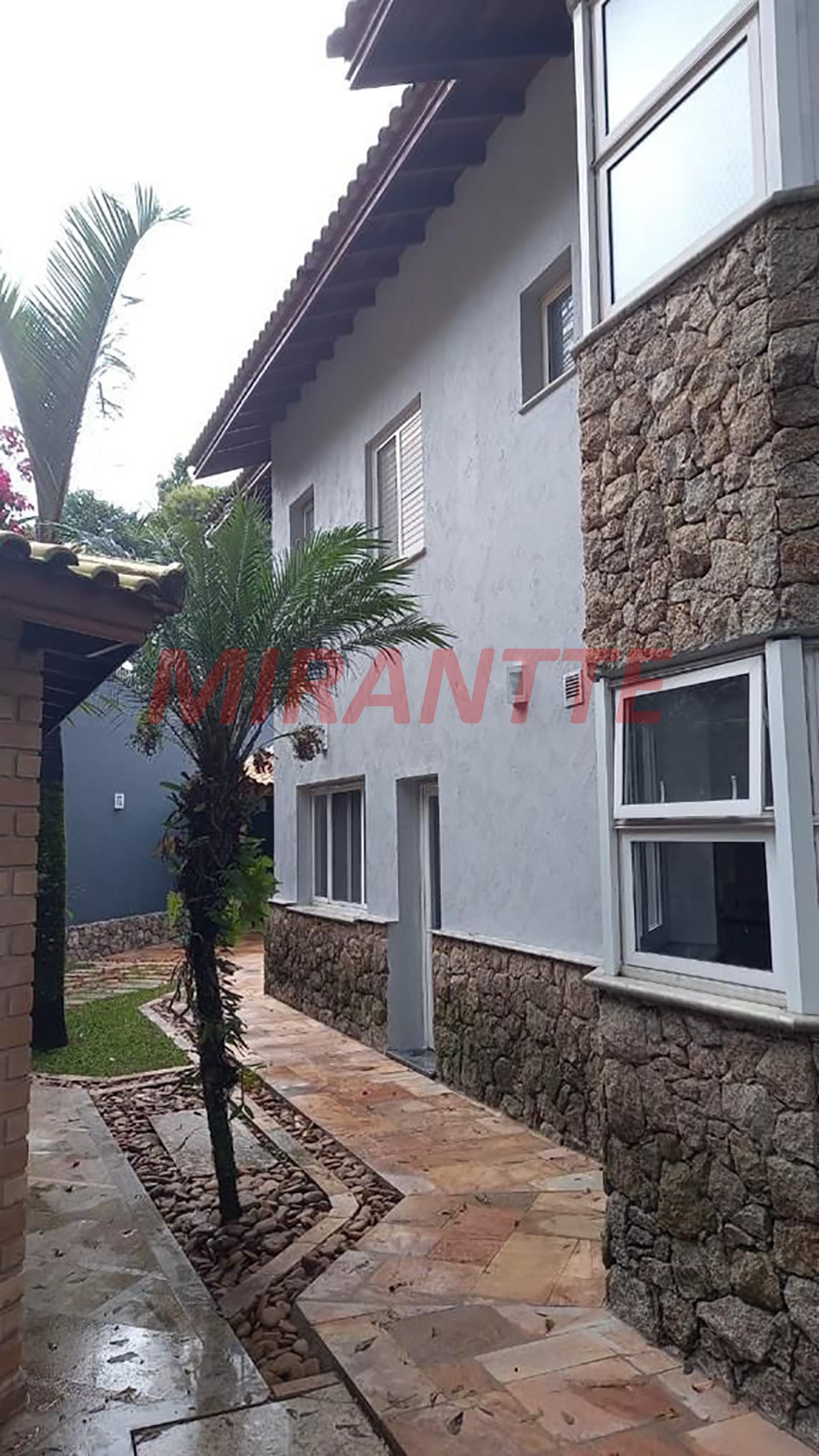 Sobrado de 560m² com 4 quartos em Jardim Samambaia – Mairiporã