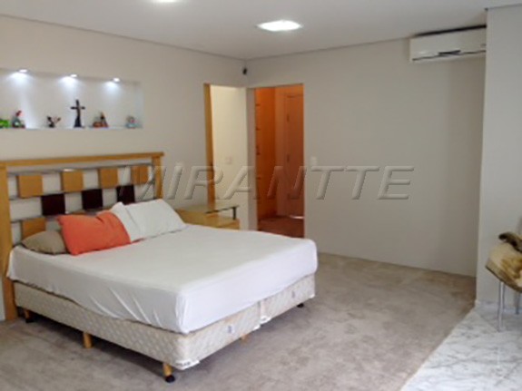 Sobrado de 560m² com 4 quartos em Jardim Samambaia – Mairiporã