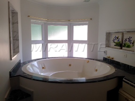 Sobrado de 560m² com 4 quartos em Jardim Samambaia – Mairiporã