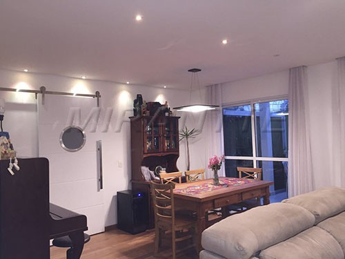 Cond. fechado de 210m² com 4 quartos em Tremembe
