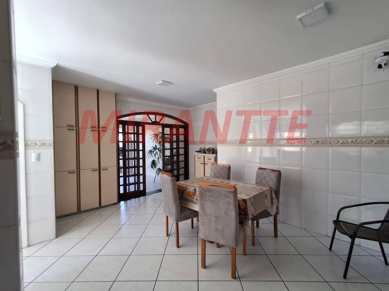 Sobrado de 270m² com 4 quartos em Tremembe