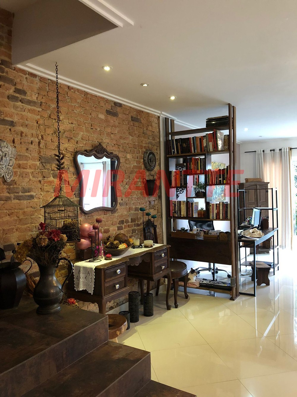 Sobrado de 230m² com 3 quartos em Jardim Bibi