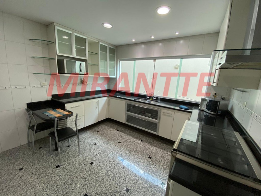 Sobrado de 485m² com 4 quartos em Jardim Floresta