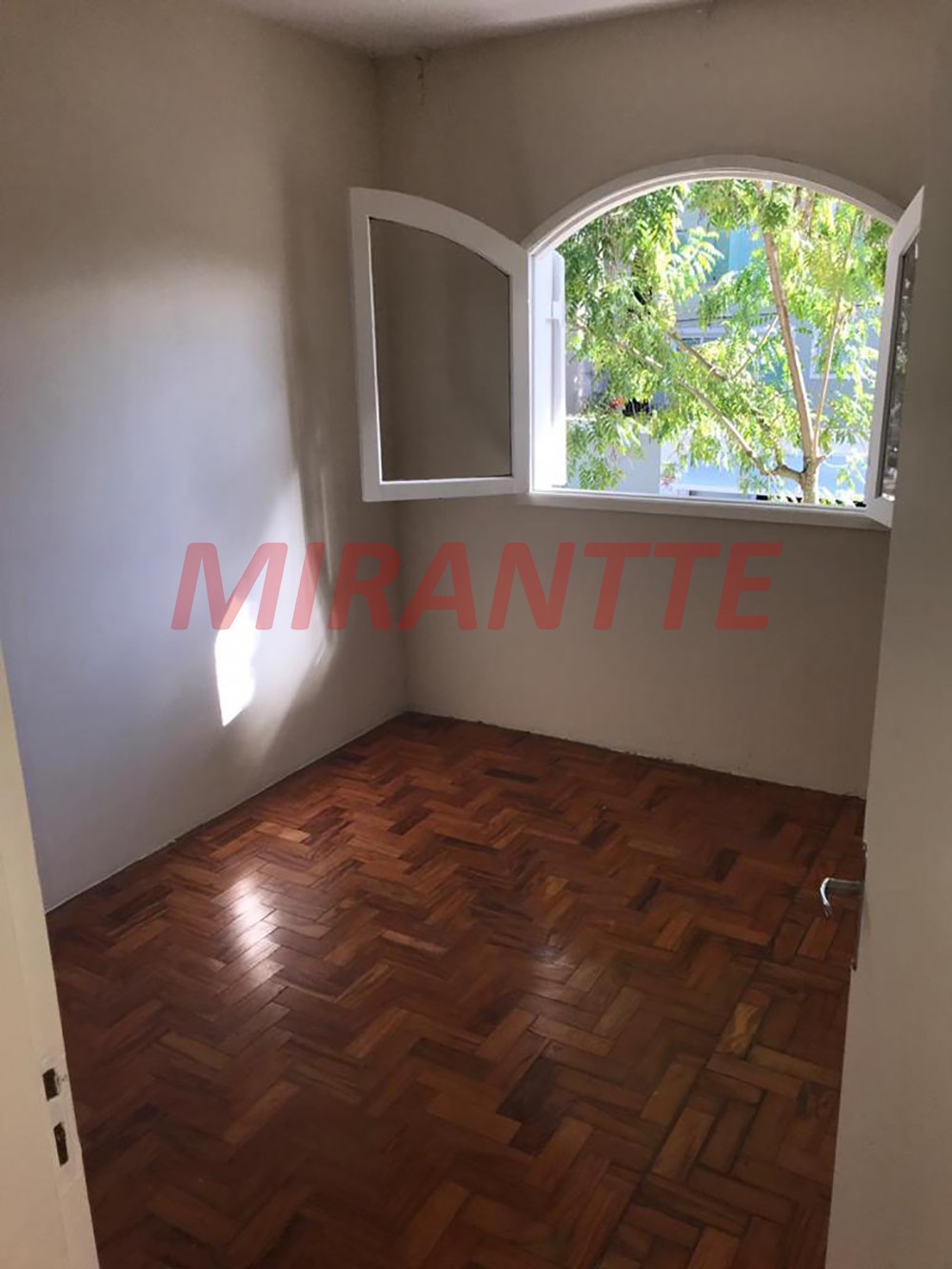 Sobrado de 245m² com 4 quartos em Jardim Floresta