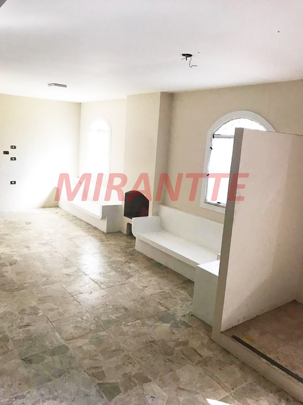 Sobrado de 245m² com 4 quartos em Jardim Floresta