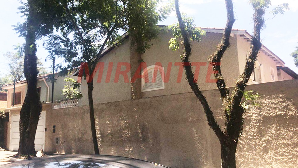Sobrado de 245m² com 4 quartos em Jardim Floresta