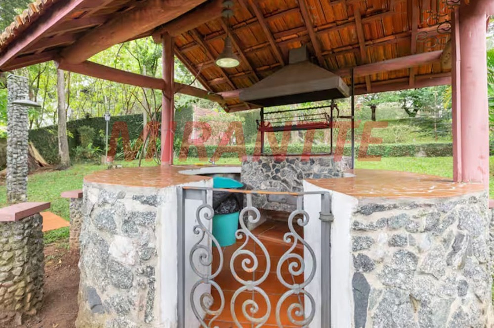 Sobrado de 700m² com 4 quartos em Tremembe