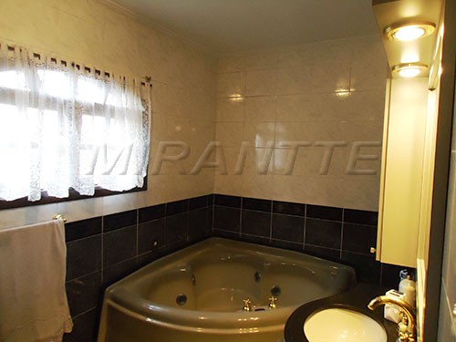 Sobrado de 249m² com 4 quartos em Jardim Guapíra