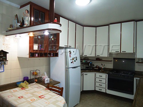 Sobrado de 249m² com 4 quartos em Jardim Guapíra