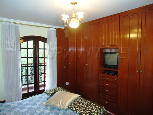 Sobrado de 249m² com 4 quartos em Jardim Guapíra