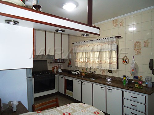 Sobrado de 249m² com 4 quartos em Jardim Guapíra