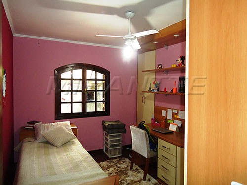 Sobrado de 249m² com 4 quartos em Jardim Guapíra