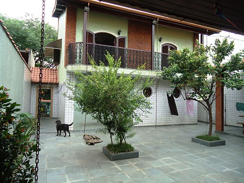 Sobrado de 249m² com 4 quartos em Jardim Guapíra