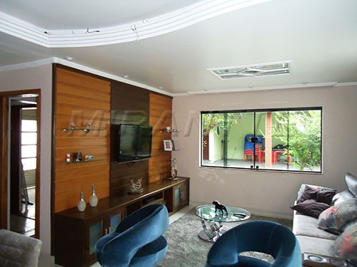 Sobrado de 249m² com 4 quartos em Jardim Guapíra