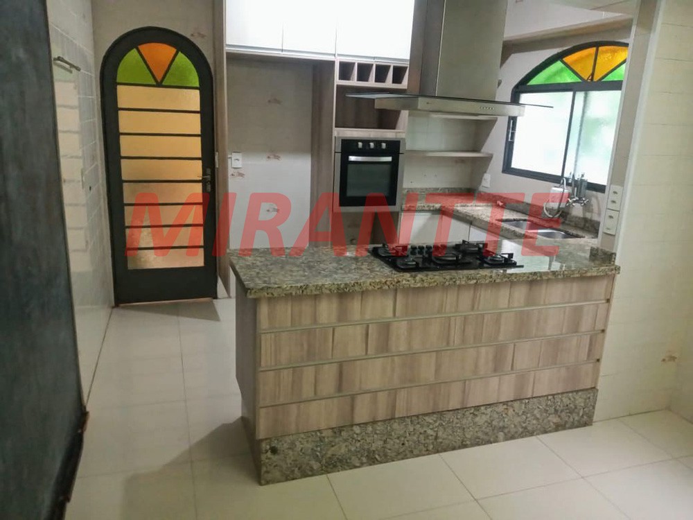 Sobrado de 180m² com 4 quartos em Santa Teresinha