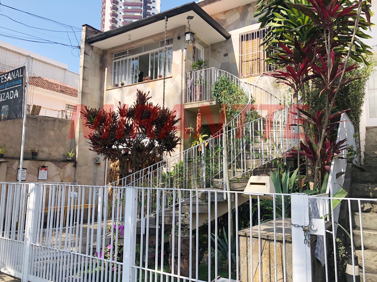 Sobrado de 275m² com 4 quartos em Água Fria