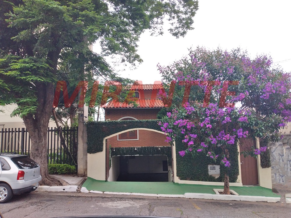 Sobrado de 215m² com 4 quartos em Santa Terezinha